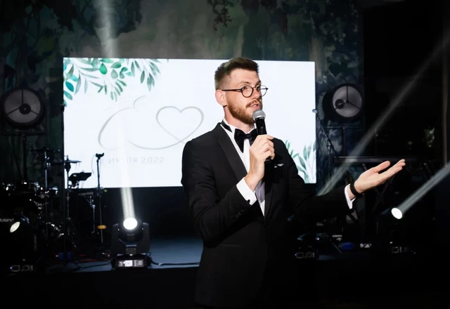 Ведущий Антон Петухов - фото 1