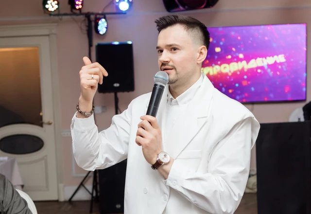 Ведущий Максим Смирнов - фото 1