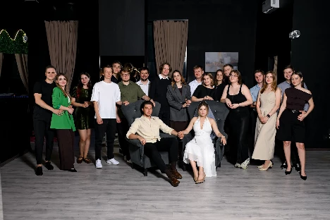 Кучерявый ведущий Максим Демченко  - фото 18