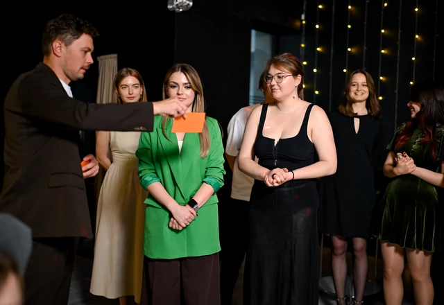 Кучерявый ведущий Максим Демченко  - слайд 18