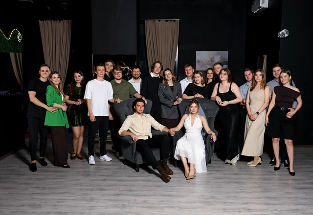 Кучерявый ведущий Максим Демченко  - слайд 17