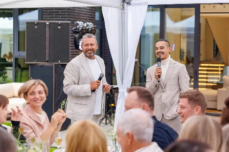 Ведущий Роберт Шэйх - фото 19