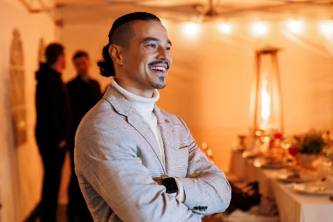 Ведущий Роберт Шэйх - фото 12