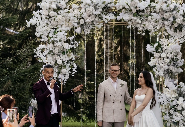 Ведущий Роберт Шэйх - фото 1