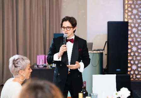 Ведущий Артур Кинг - фото 12