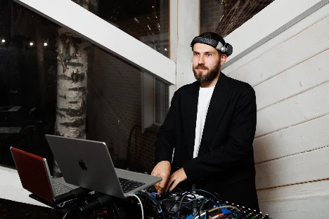 Ведущий Роман Юрчиков - фото 15