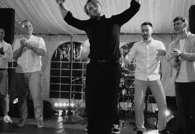 Ведущий Роман Юрчиков - слайд 1