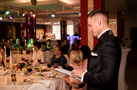 Ведущий Евгений Катугин - фото 12