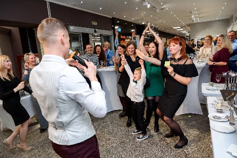 Ведущий Евгений Катугин - фото 16