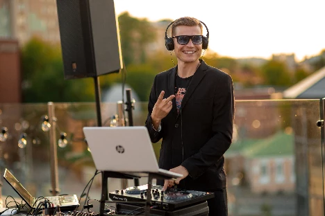 Ведущий Евгений Катугин - фото 19