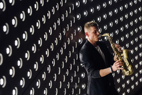 Ведущий Евгений Катугин - фото 13