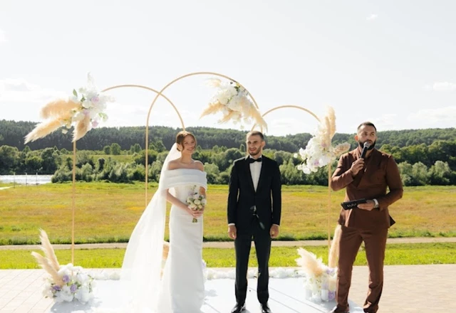 Ведущий Артак Казарян - фото 1