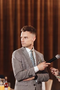 Ведущий Сергей Глибин - фото 16