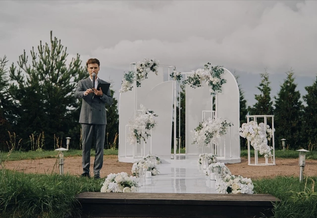 Ведущий Сергей Глибин - фото 1