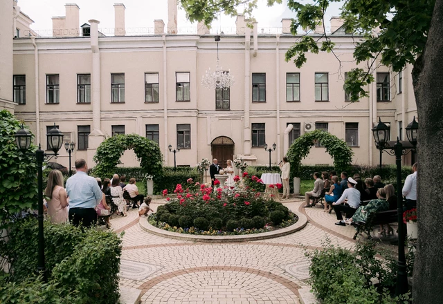 Особняк А.П. Брюллова Дворик особняка  - фото 6