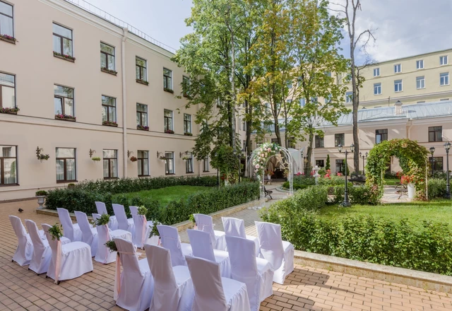 Особняк А.П. Брюллова Дворик особняка  - фото 3