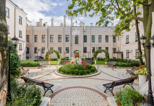 Особняк А.П. Брюллова Дворик особняка  - фото 2