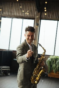 Ведущий с саксофоном Никита Бедретдинов - фото 6