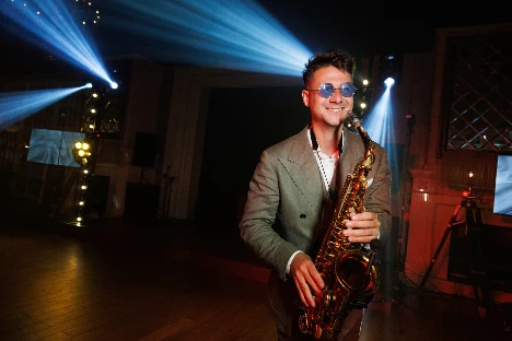 Ведущий с саксофоном Никита Бедретдинов - фото 9