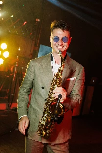 Ведущий с саксофоном Никита Бедретдинов - фото 15