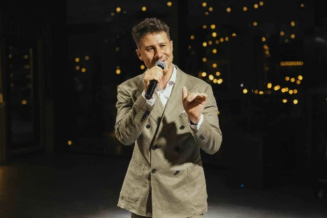 Ведущий с саксофоном Никита Бедретдинов - фото 4