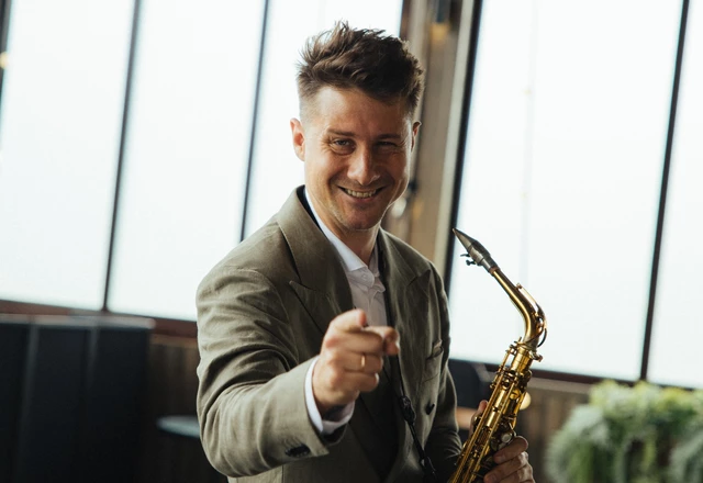 Ведущий с саксофоном Никита Бедретдинов - фото 5