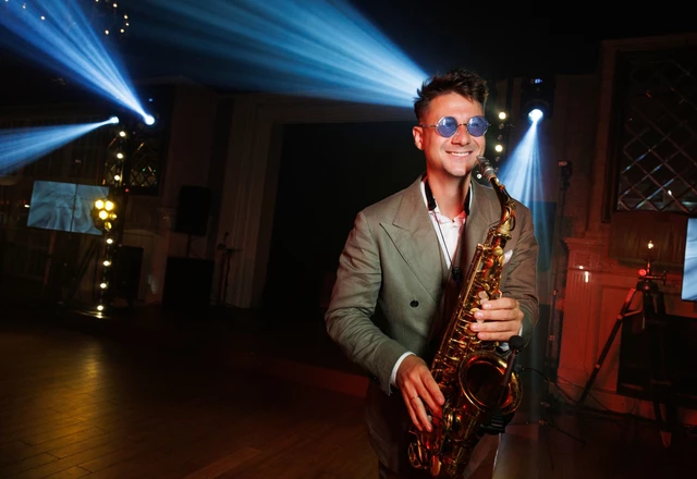 Ведущий с саксофоном Никита Бедретдинов - слайд 8