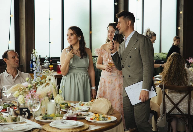 Ведущий с саксофоном Никита Бедретдинов | Анатолий и Наталья - фото 66