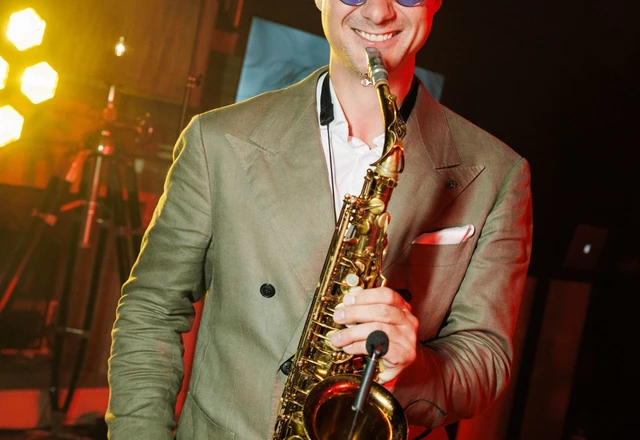 Ведущий с саксофоном Никита Бедретдинов - слайд 14