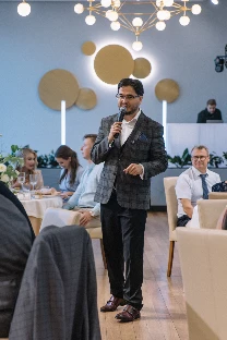 Ведущий Вячеслав Салнис - фото 12