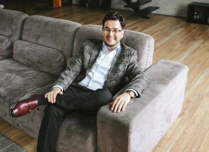 Ведущий Вячеслав Салнис - фото 13