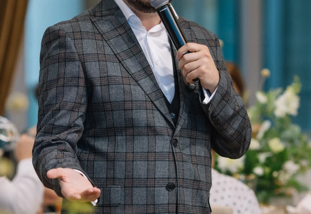 Ведущий Вячеслав Салнис - слайд 1