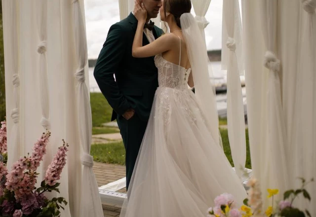 Ведущий Андрей Золотухин | Олег и Елена