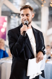 Ведущий Иван Комаров - фото 18