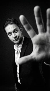 Ведущий Иван Комаров - фото 2