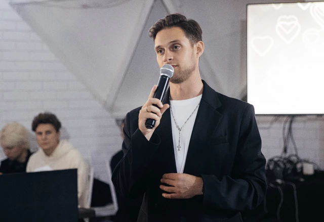 Ведущий Иван Комаров - слайд 12