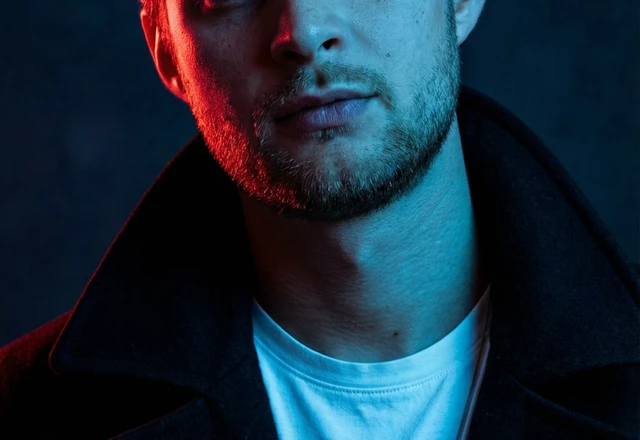 Ведущий Иван Комаров - фото 3