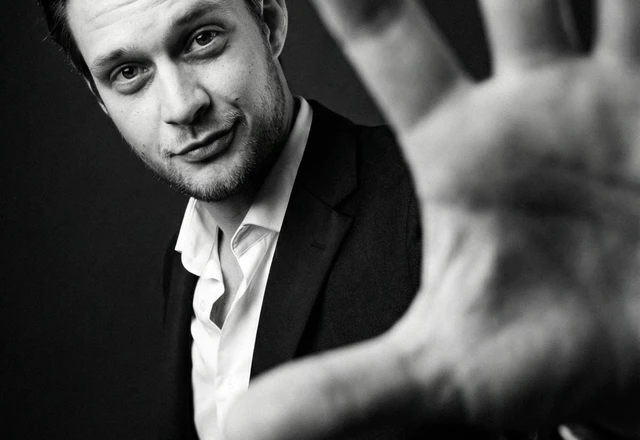 Ведущий Иван Комаров - фото 1