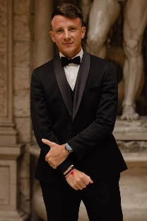 Ведущий Александр Арисов - фото 20