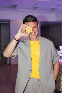 Ведущий Александр Арисов - фото 6