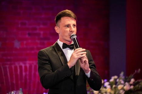 Ведущий Александр Арисов - фото 9