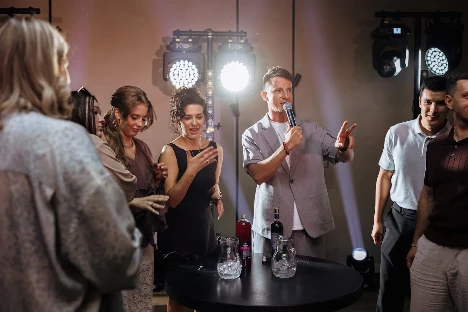 Ведущий Александр Арисов - фото 8