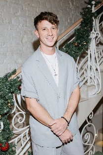 Ведущий Александр Арисов - фото 2