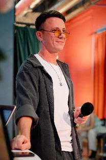 Ведущий Александр Арисов - фото 10