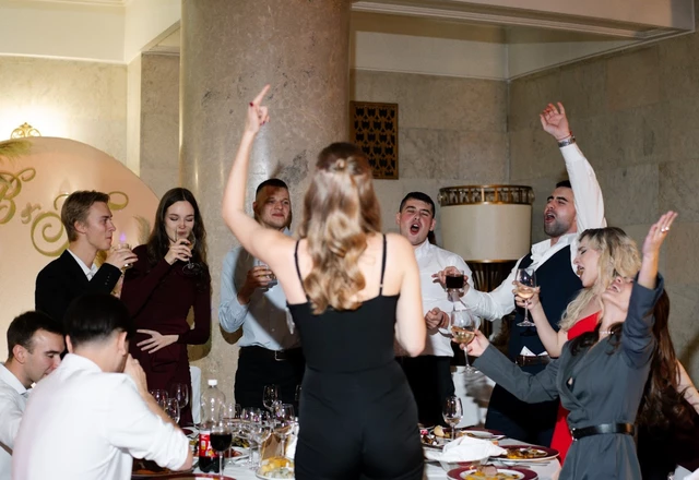 Ведущий Александр Арисов | Полина и Владимир