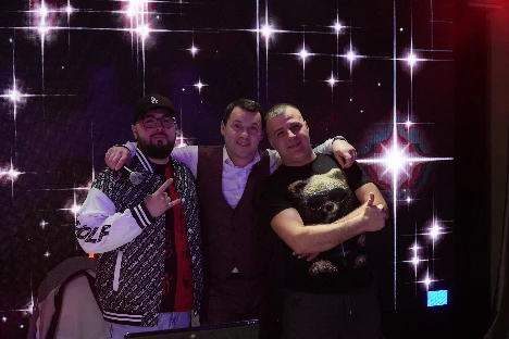 Ведущий Денис Колесников - фото 18