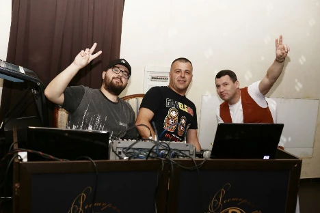 Ведущий Денис Колесников - фото 16