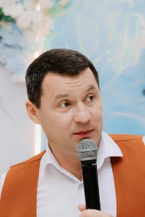 Ведущий Денис Колесников - фото 11