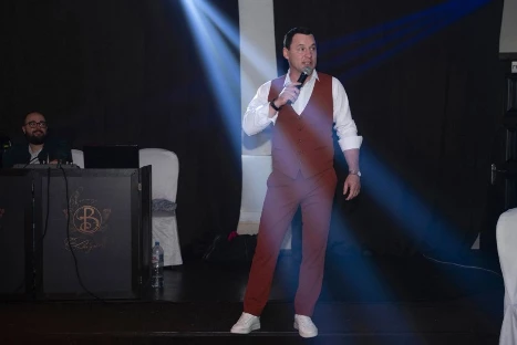 Ведущий Денис Колесников - фото 3