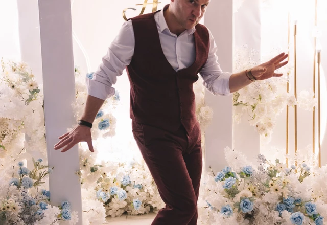 Ведущий Денис Колесников - слайд 8